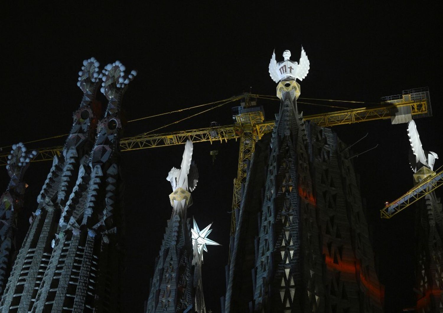 Sagrada Familia, si illuminano le torri degli evangelisti&nbsp;