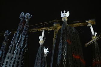 Sagrada Familia, si illuminano le torri degli evangelisti&nbsp;