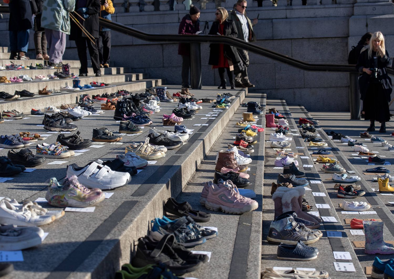 11/11/2023 Sulle scale della National Gallery, sono esposte centinaia di paia di scarpe e alcuni dei nomi dei bambini uccisi nella Striscia di Gaza&nbsp;