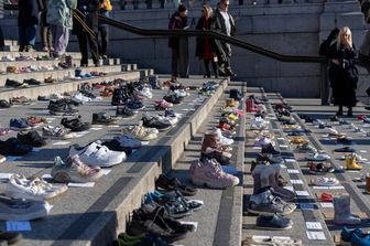 11/11/2023 Sulle scale della National Gallery, sono esposte centinaia di paia di scarpe e alcuni dei nomi dei bambini uccisi nella Striscia di Gaza&nbsp;