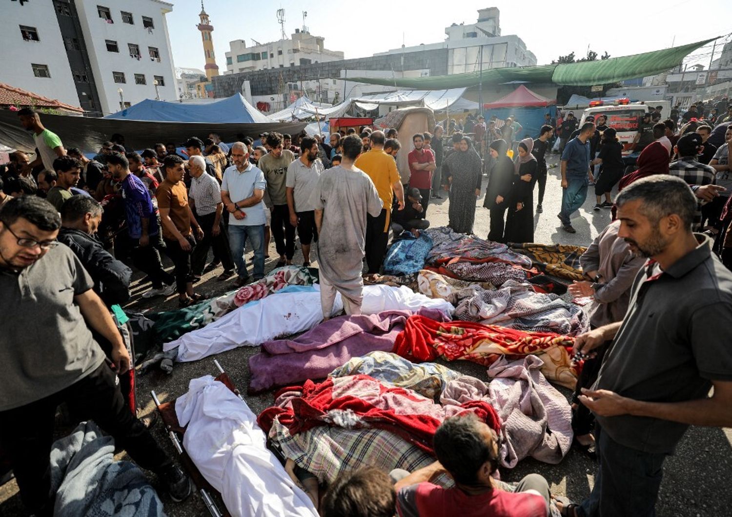 Vittime dei bombardamenti all'esterno dell'ospedale al-Shifa a Gaza