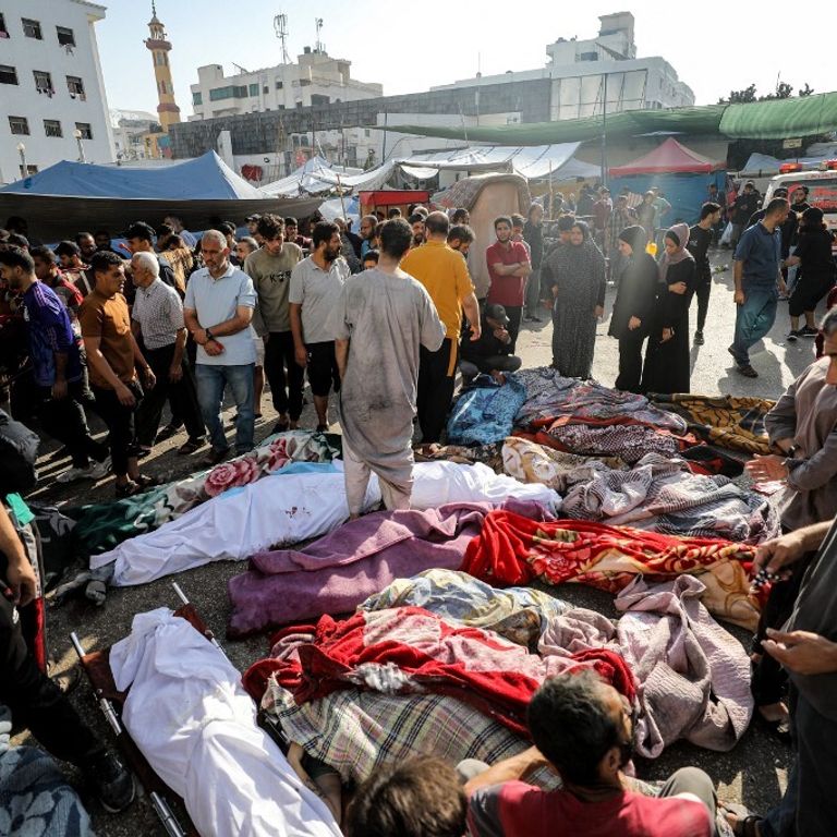 Vittime dei bombardamenti all'esterno dell'ospedale al-Shifa a Gaza
