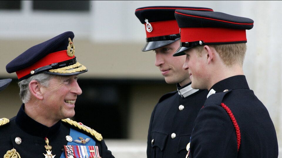 Carlo d'Inghilterra insieme ai figli Harry e William