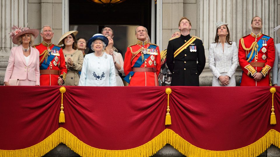 Famiglia reale al balcone di Buckingham Palace