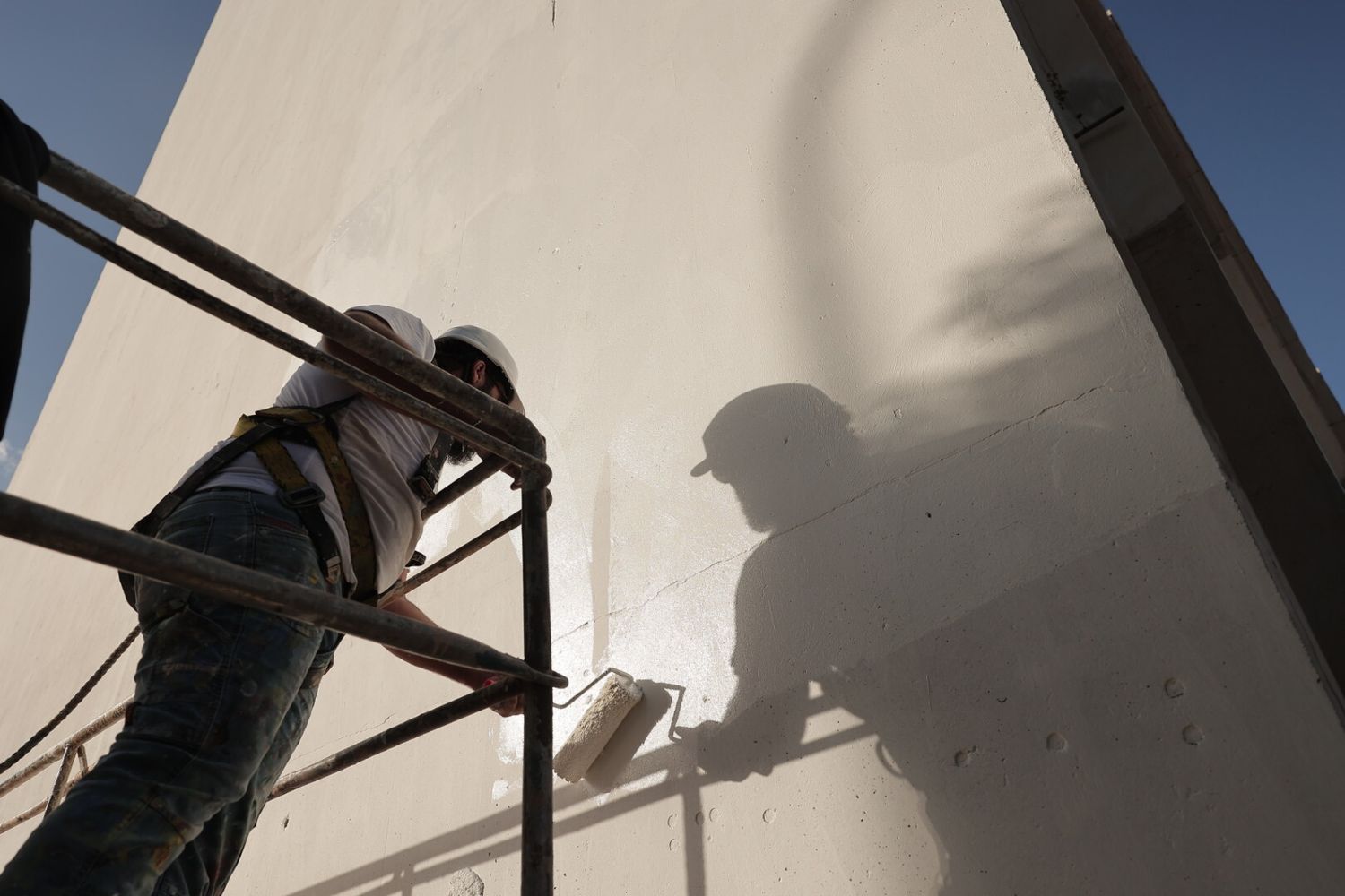 L'artista Nino Carlotta all'opera allo Sperone