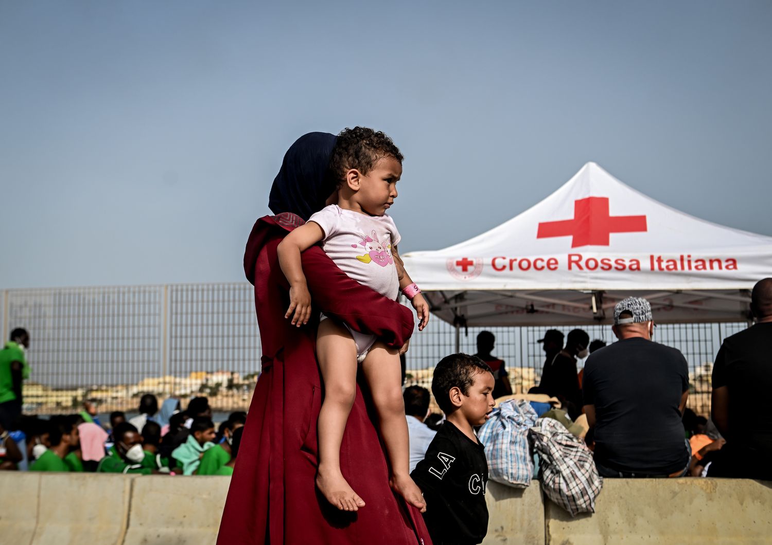 Croce Rossa nel centro d'accoglienza di Lampedusa
