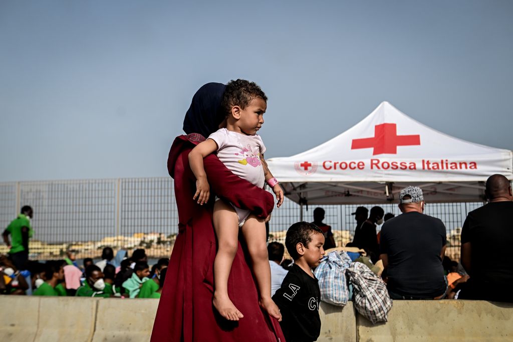 Croce Rossa nel centro d'accoglienza di Lampedusa