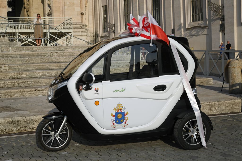 Un veicolo elettrico donato al Papa