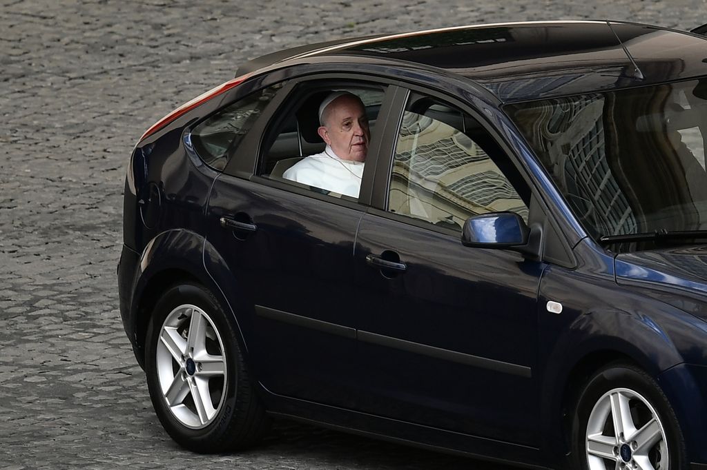 Papa Francesco a bordo di un'auto di servizio