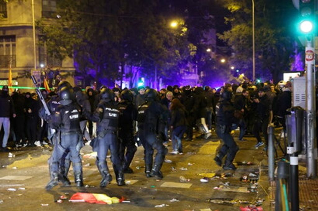 Polizia in tenuta anti-sommossa a Madrid