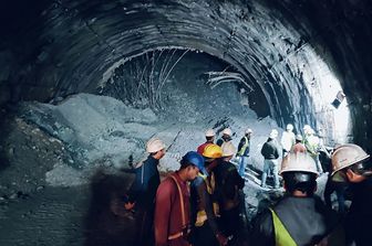 I soccorritori si riuniscono sul luogo del crollo di un tunnel nel distretto di Uttarkashi, nello Stato indiano dell'Uttarakhand&nbsp;