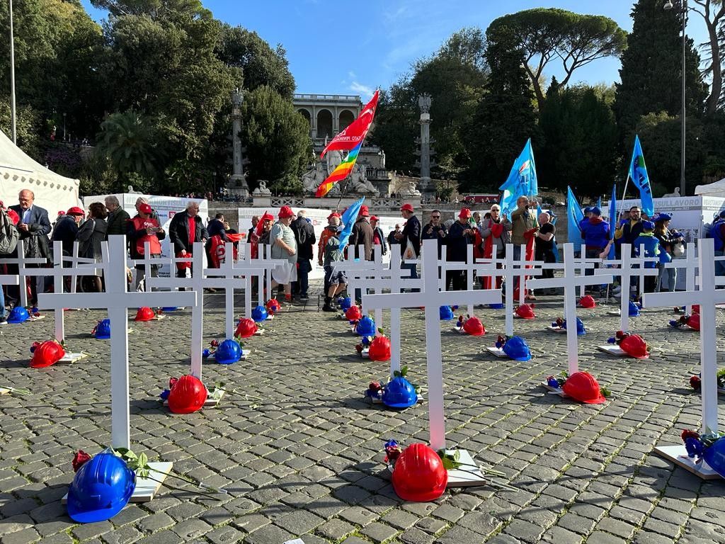 In piazza un 'cimitero' per i morti sul lavoro