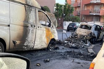 Il rogo di auto in via Livio Andronico