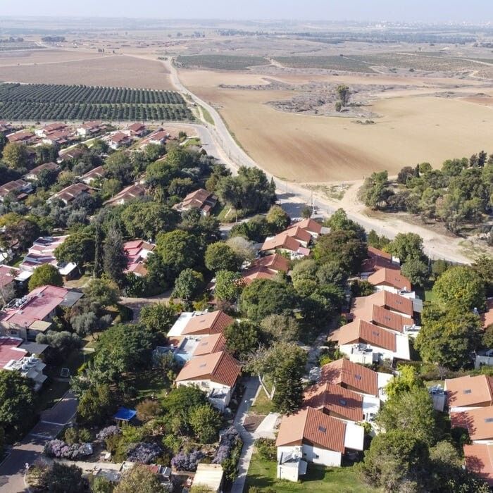 Una veduta aerea del kibbutz prima della distruzione