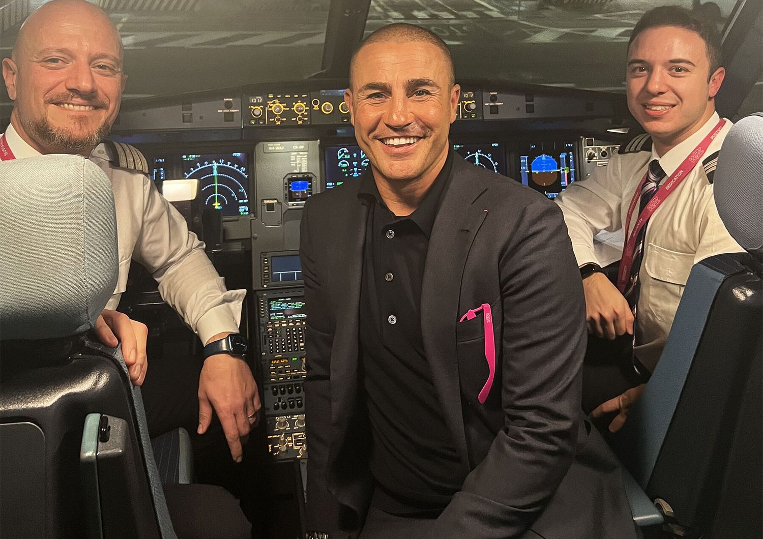 Fabio Cannavaro con i piloti del volo Wizz Air