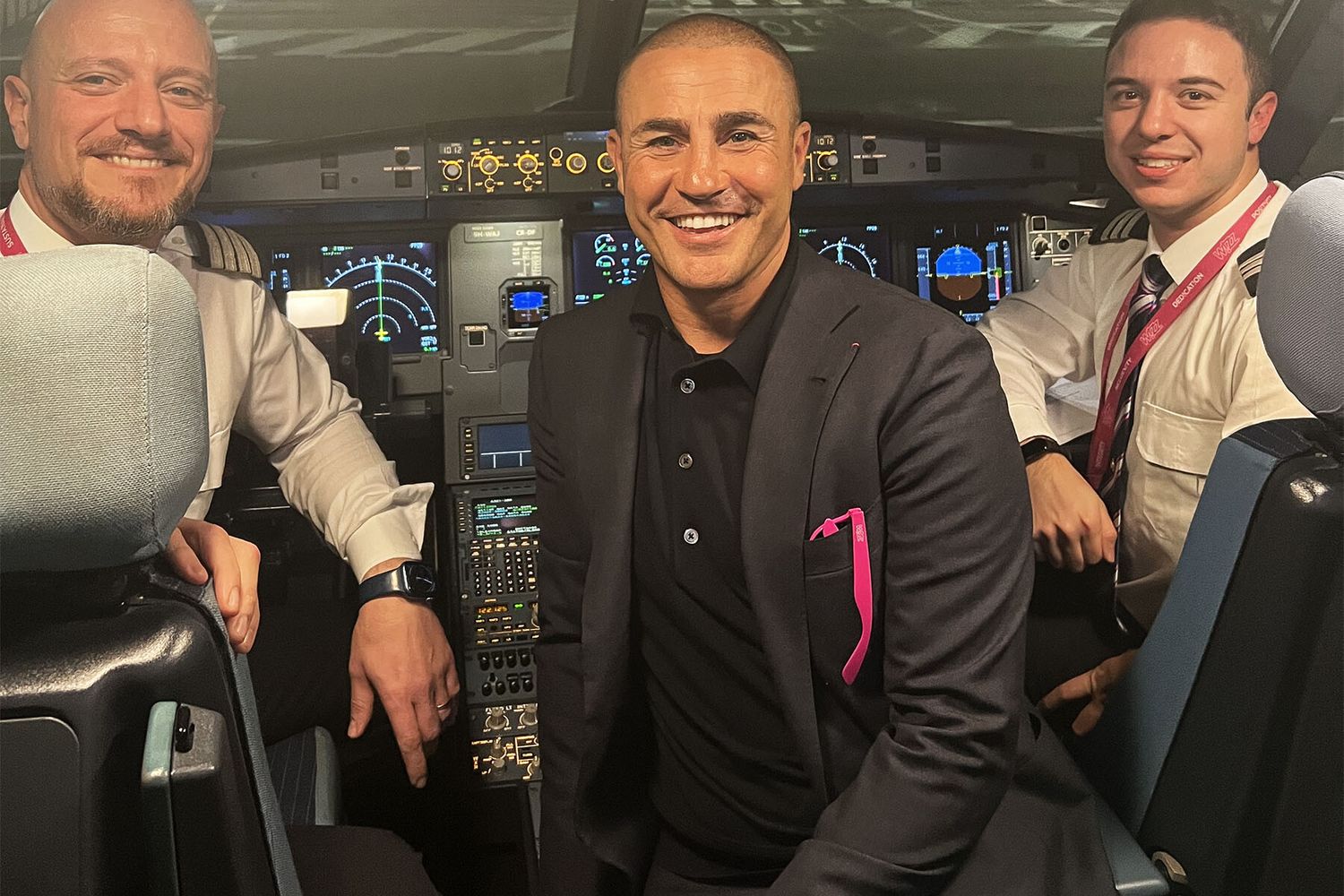 Fabio Cannavaro con i piloti del volo Wizz Air
