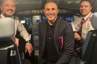 Fabio Cannavaro con i piloti del volo Wizz Air