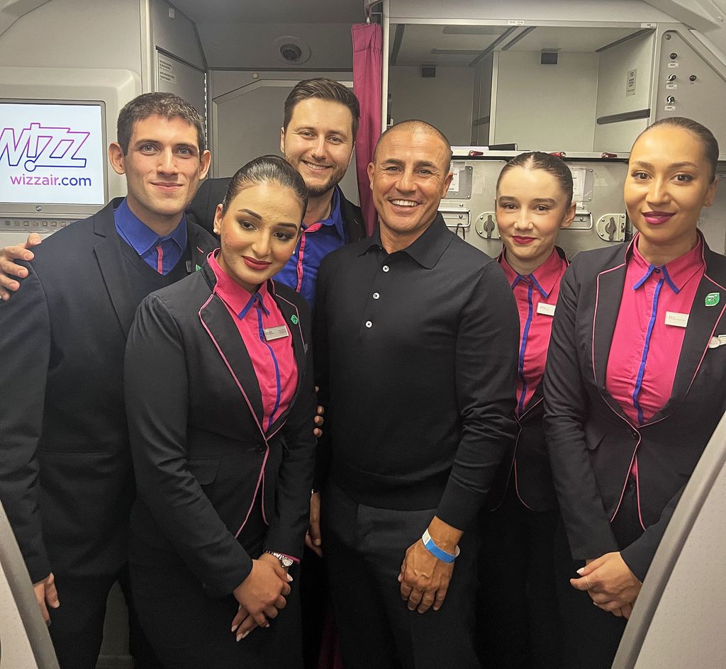 Fabio Cannavaro con il personale di volo della Wizz Air