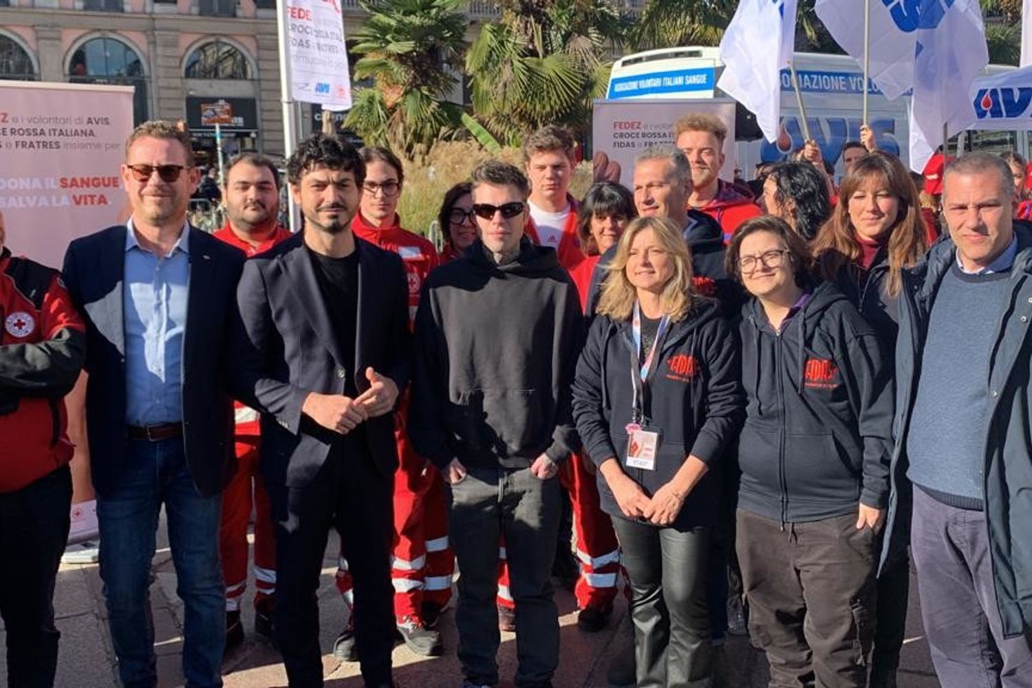 Fedez in piazza con i promotori della Giornata per le donazioni