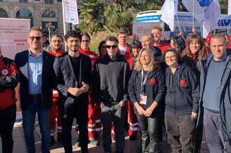 Fedez in piazza con i promotori della Giornata per le donazioni