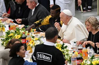Il Papa a pranzo con i senza fissa dimora