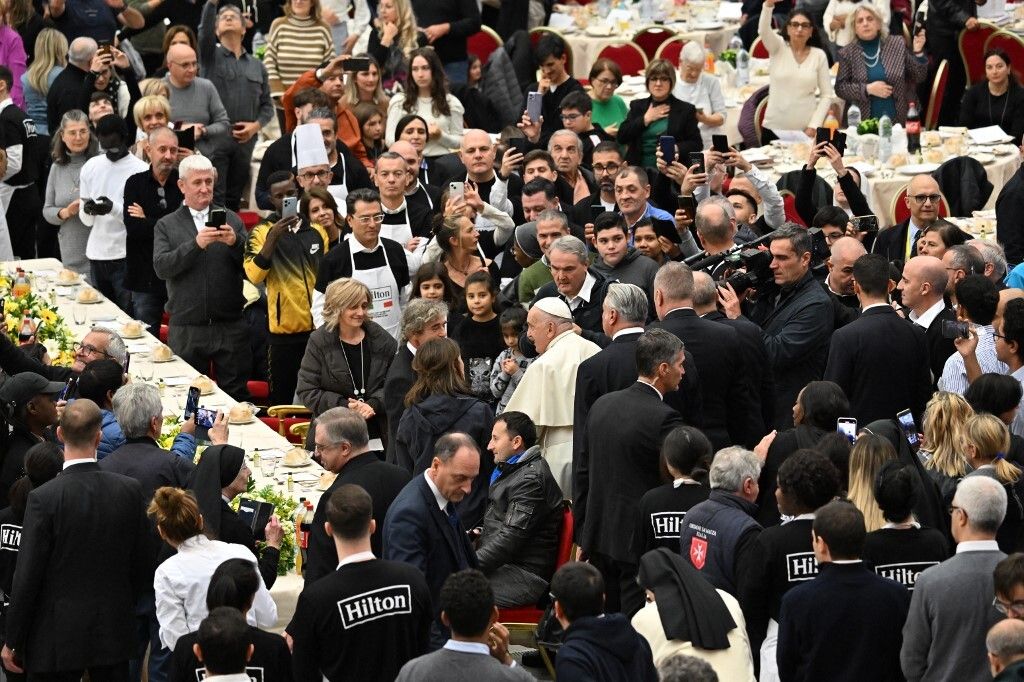L'arrivo del Papa nell'aula Paolo VI per il pranzo con i senza fissa dimora