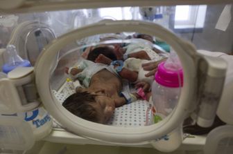 Bimbi prematuri lasciano l'ospedale di al-Shifa