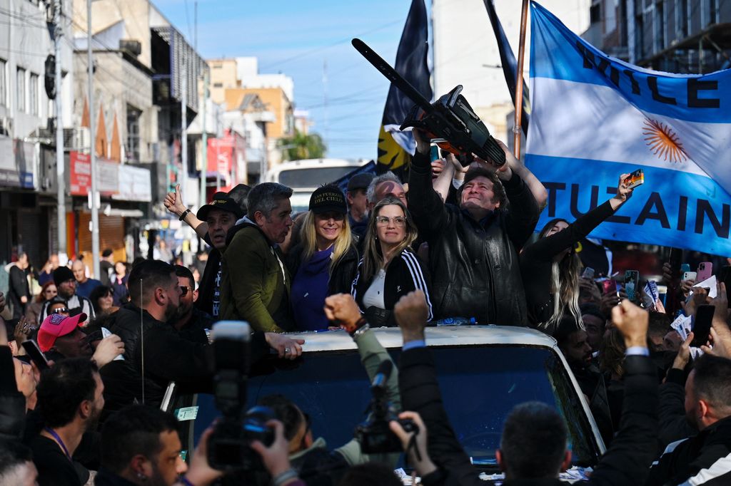 Milei con la motosega durante un evento elettorale