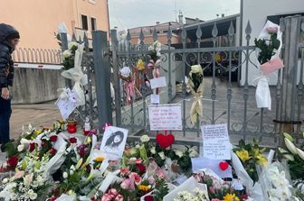 Fiori e messaggi di cordoglio degli abitanti di Vigonovo per la famiglia Cecchettin