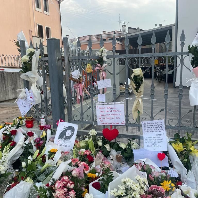 Fiori e messaggi di cordoglio degli abitanti di Vigonovo per la famiglia Cecchettin