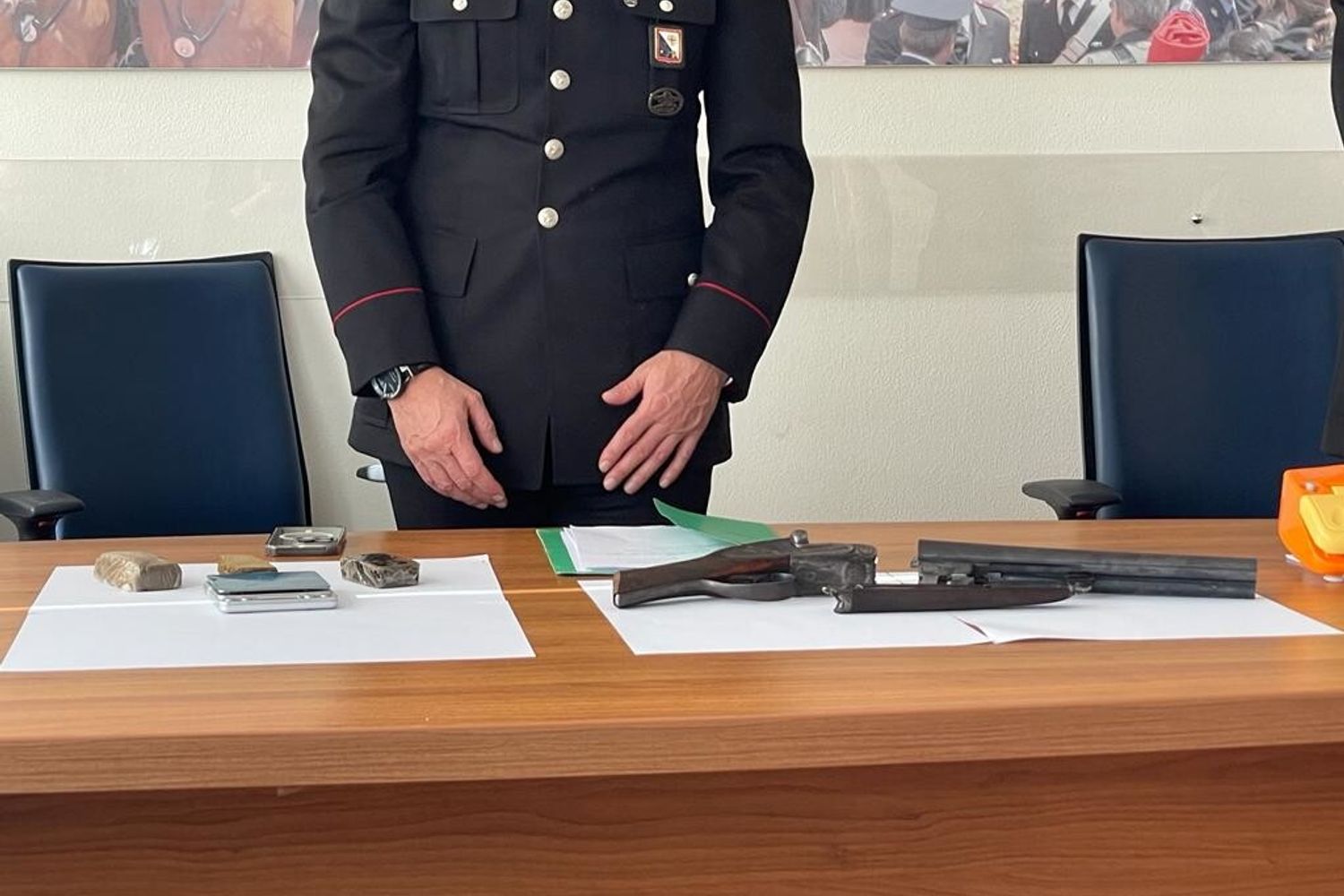 Droga e un fucile a canne mozze sequestrati dai carabinieri nelle perquisizioni di stamattina