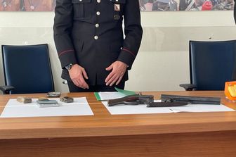 Droga e un fucile a canne mozze sequestrati dai carabinieri nelle perquisizioni di stamattina