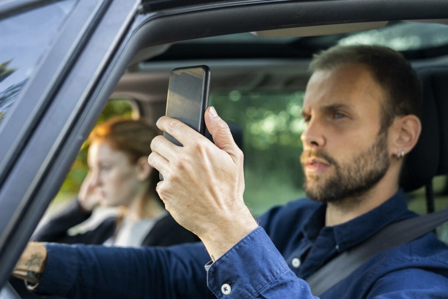 Un video con lo smartphone al volante