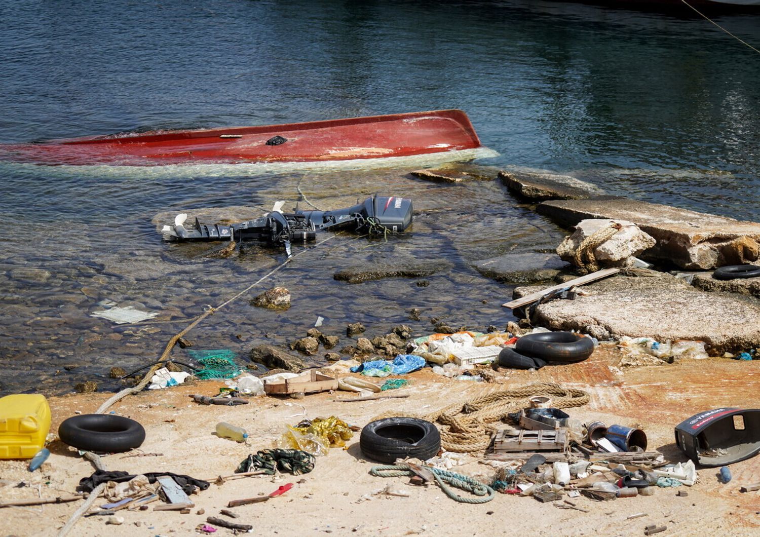 Relitti e resti di sbarchi di migranti a Lampedusa, settembre 2023