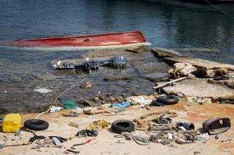 Relitti e resti di sbarchi di migranti a Lampedusa, settembre 2023