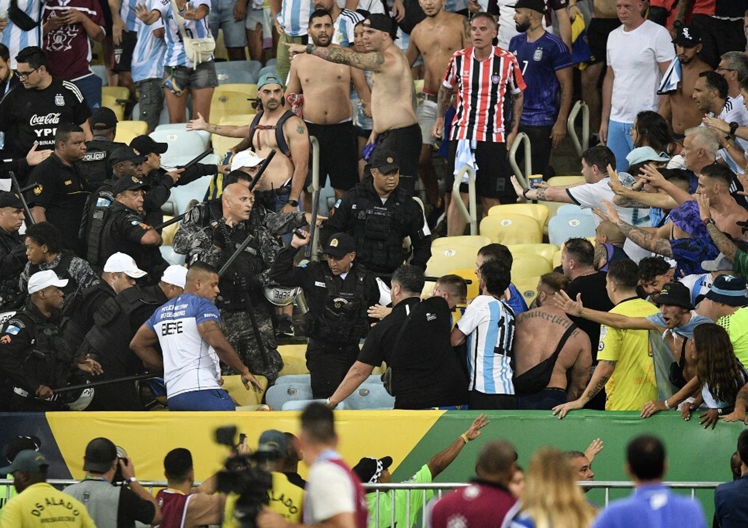 L'intervento della polizia allo stadio Maracan&agrave;