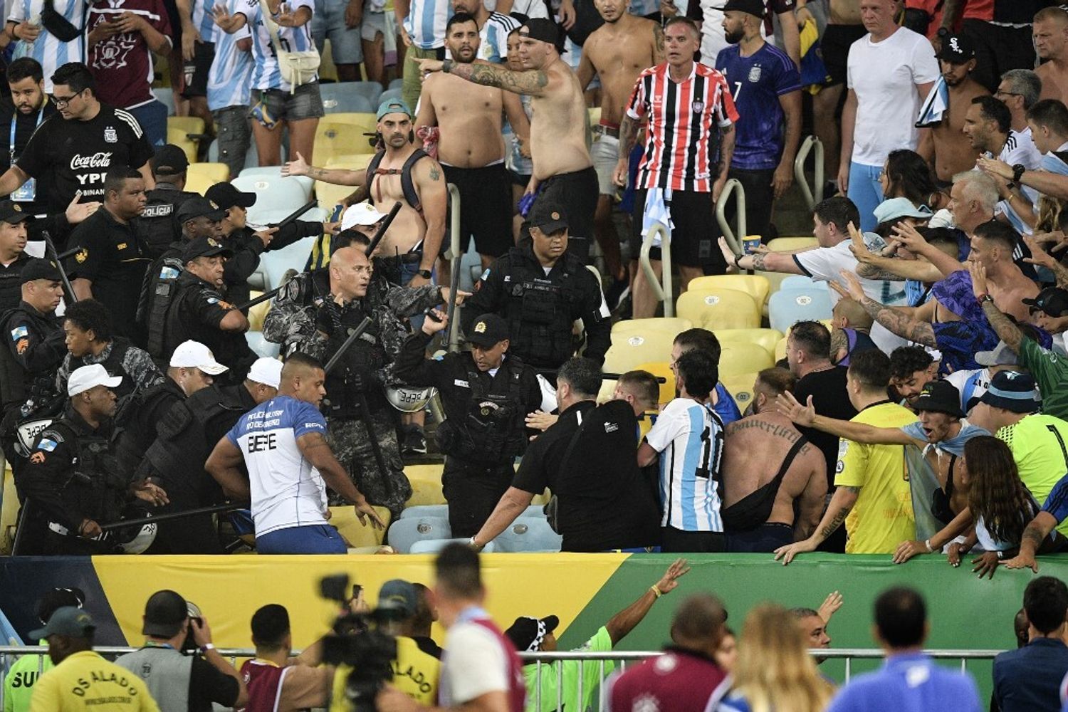 L'intervento della polizia allo stadio Maracan&agrave;