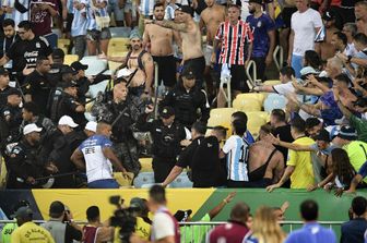 L'intervento della polizia allo stadio Maracan&agrave;