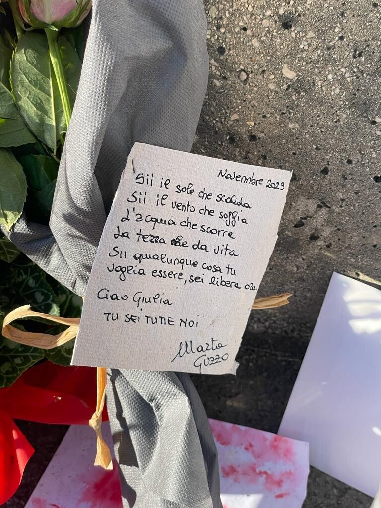 Fiori e biglietti per Giulia a Foss&ograve;