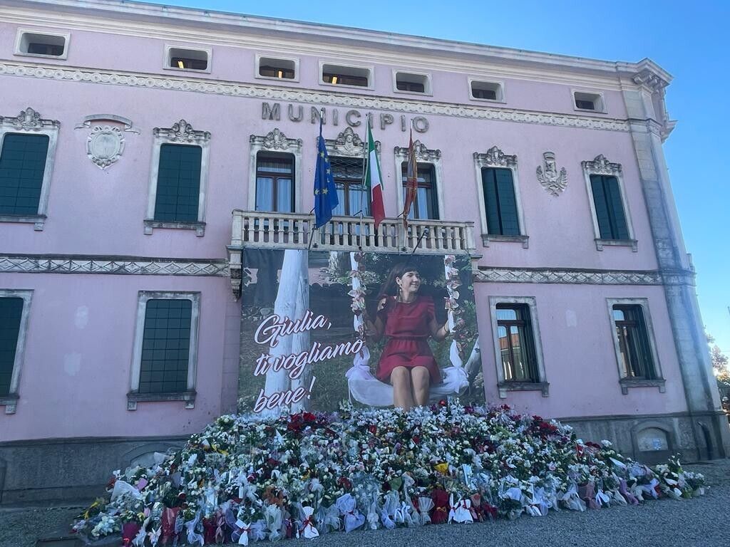 Gigantografia di Giulia Cecchettin sulla facciata del municipio di Vigonovo
