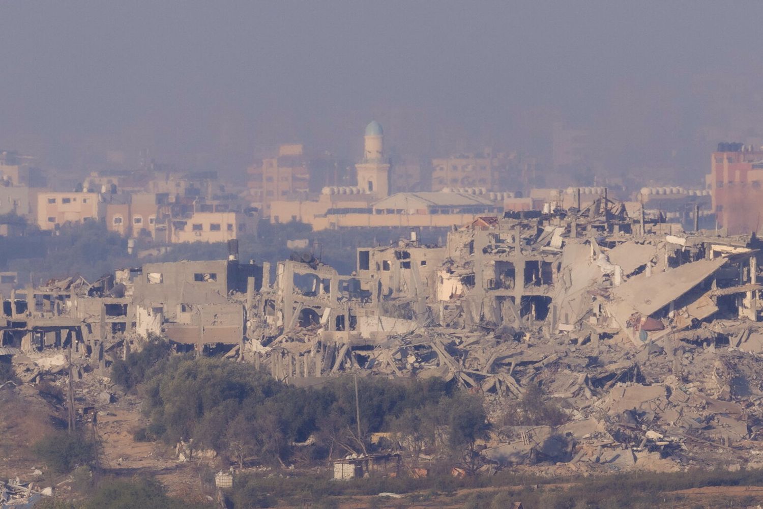 La foto scattata al confine tra Israele e Gaza mostra edifici pesantemente distrutti nella Striscia&nbsp;