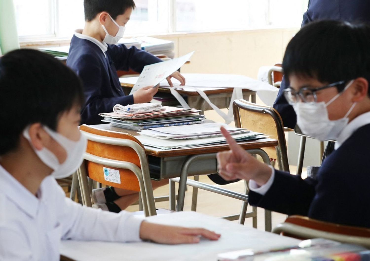 Cina: bambini indossano mascherine a scuola, marzo 2020