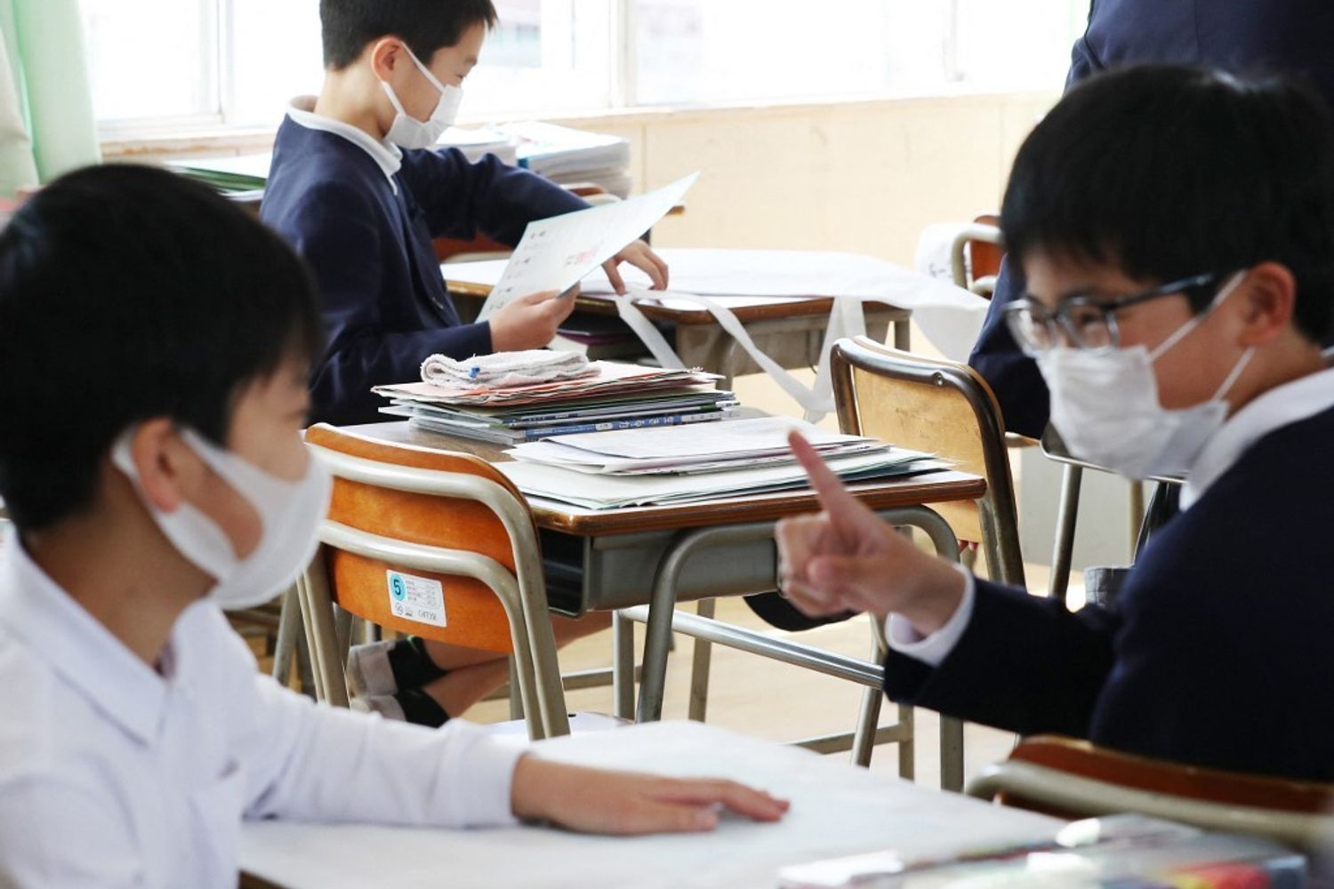 Cina: bambini indossano mascherine a scuola, marzo 2020