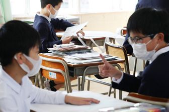 Cina: bambini indossano mascherine a scuola, marzo 2020