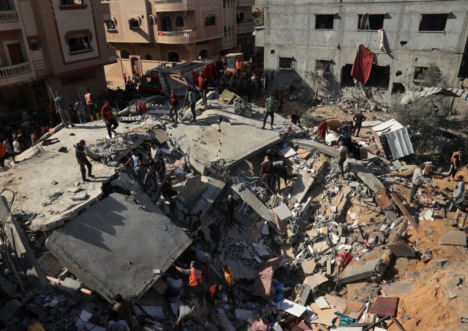 Soccorritori cercano sopravvissuti dopo un bombardamento a Gaza