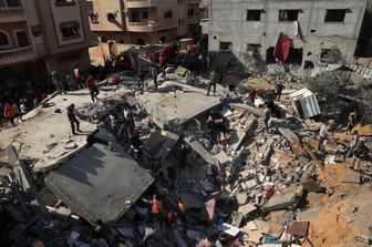 Soccorritori cercano sopravvissuti dopo un bombardamento a Gaza