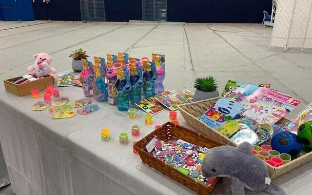 Giocattoli preparati per i bambini ostaggio rilasciati, base aeronautica di Hatzerim, 24 novembre 2023 (IDF)&nbsp;