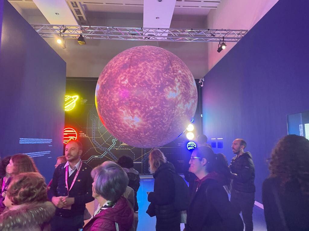 Una riproduzione del sole alla mostra &quot;Macchine del Tempo&quot;