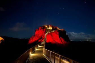 Il borgo di Civita illuminato di rosso