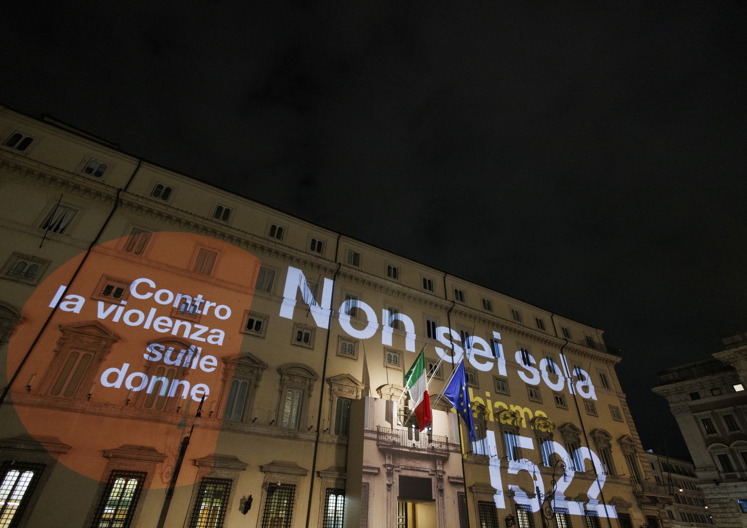 La facciata di Palazzo Cighi illuminata per la giornata mondiale contro la violenza sulle donne